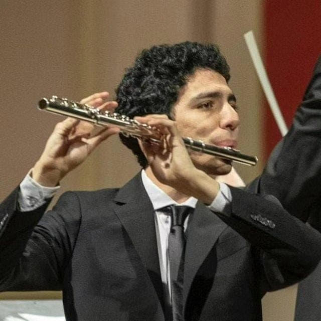 Santiago Barrera jouant de la flûte traversière en concert